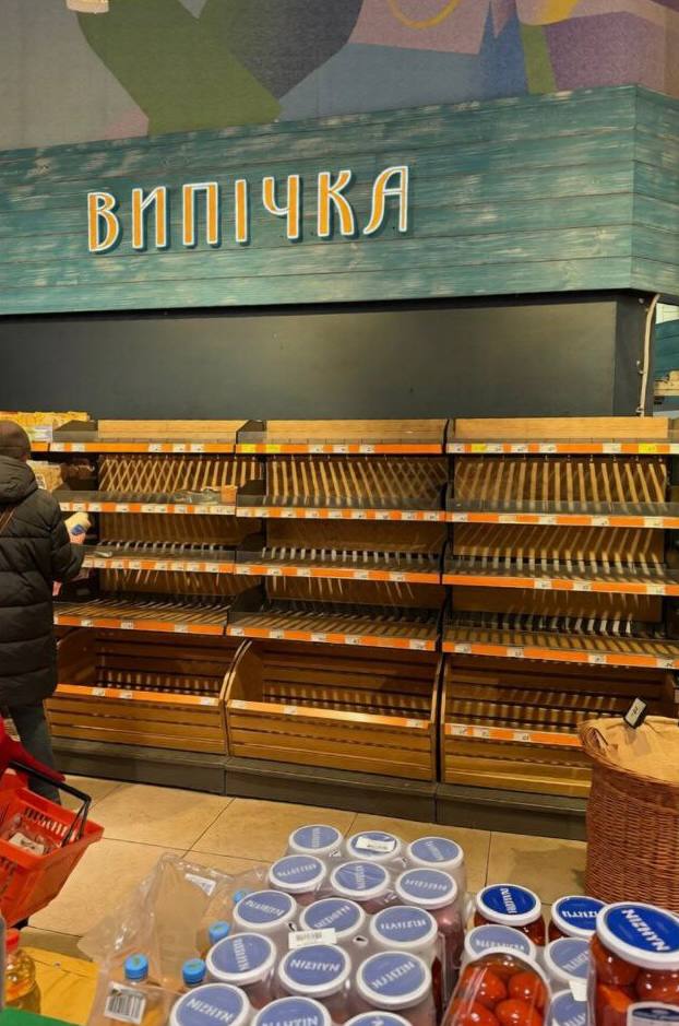 Обстановка в киевских супермаркетах: жители начали массово скупать хлеб, пишут украинские СМИ Обстановка в киевских супермаркетах: жители начали массово скупать хлеб, пишут украинские СМИ