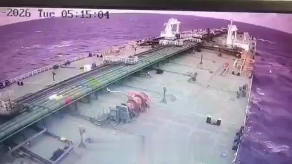 Кадры, как утверждается, вчерашнего удара БПЛА по нефтяному танкеру неподалеку от терминала Каспийского трубопроводного консорциума в Черном море