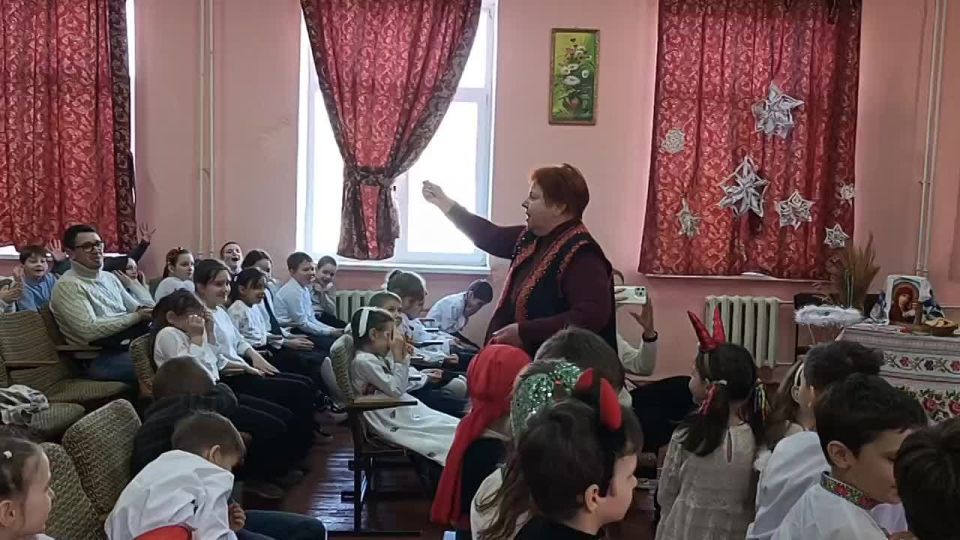 Посевает директор гимназии №3 Валентина Боднар