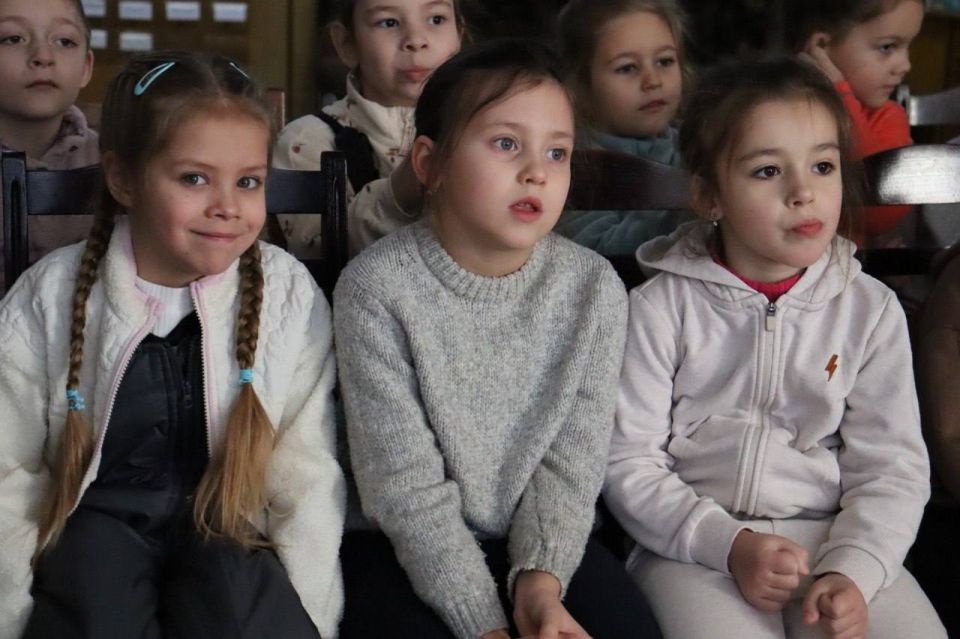 Сегодня в городской библиотеке шумно и празднично: здесь для юных тираспольчан провели час интересных сообщений «Поёт зима, аукает…», приуроченный к новогодним праздникам Сегодня в городской библиотеке шумно и празднично: здесь для юных тираспольчан провели час интересных сообщений «Поёт зима, аукает…», приуроченный к новогодним праздникам