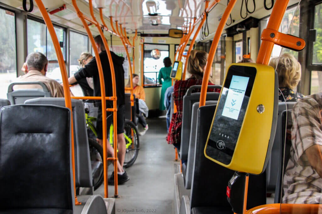 Напоминаем, с завтрашнего дня троллейбусы и междугородние маршрутки полностью переходят на оплату проезда банковской картой — через валидатор