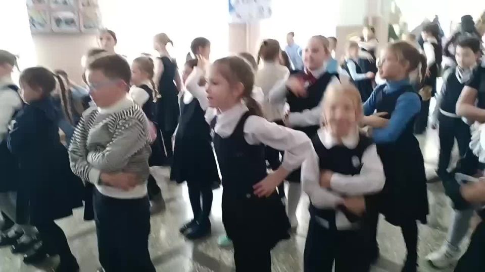 В Бендерской гимназии №1 на переменах танцуют «макарену»