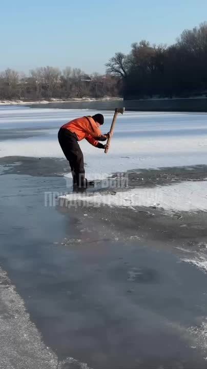 В Слободзее спасатели ломают лёд – готовятся к крещенским купаниям