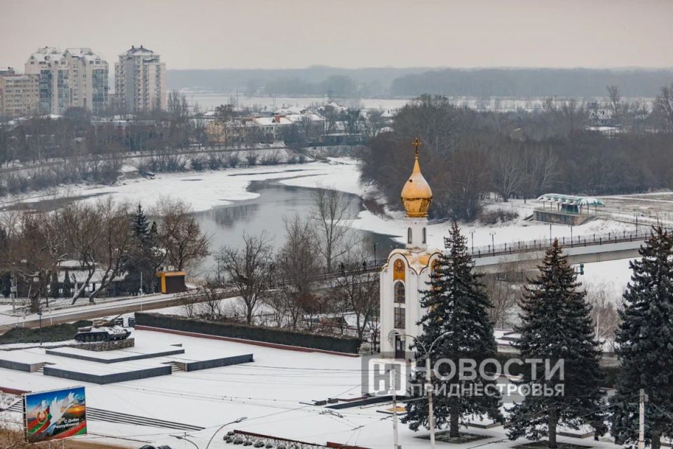 Середина зимы в Приднестровье: вид на Днестр в центре Тирасполя; снежный спуск в селе Рашков на севере республики