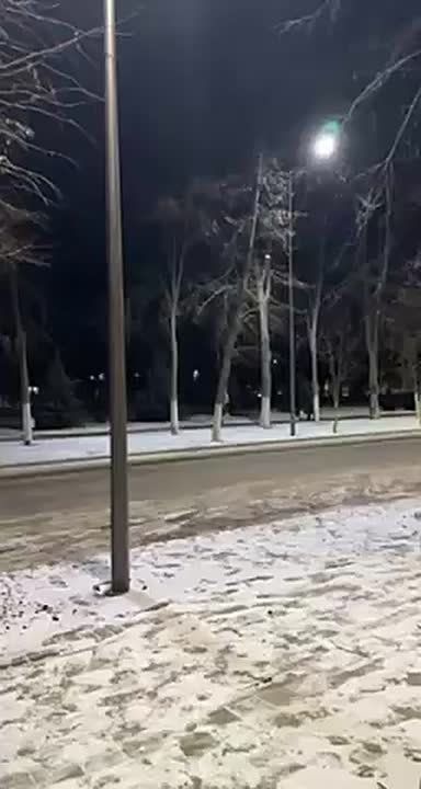 Дядька в трусах и кедах передвигается сейчас по улицам Бендер летящей походкой