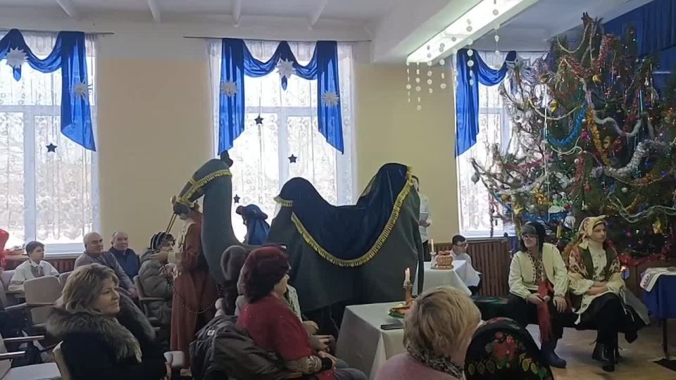 В одной из разыгранных сценок волхвы отправляются на верблюдах в путь, ведомые Вифлеемской звездой, чтобы поклониться новорожденному Иисусу и принести дары — золото, ладан и смирну