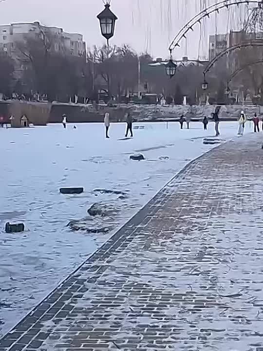 Тираспольчане гуляют по озеру в Екатерининском парке несмотря на то, что спасатели запрещают выходить на лёд