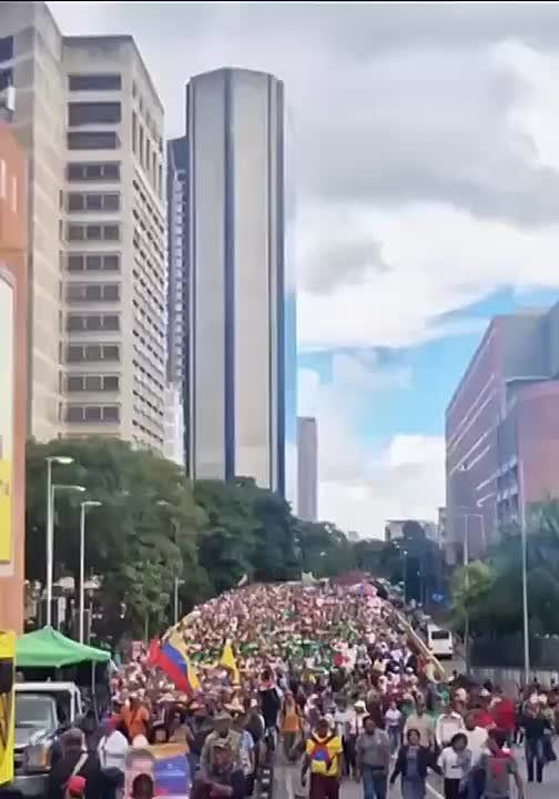 В Венесуэле идут огромные митинги с требованием вернуть законного президента Венесуэлы Николоса Мадуро
