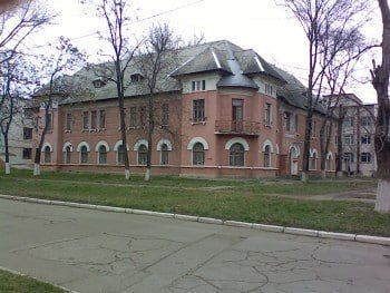 Знай свою историю!. Городская больница, располагавшаяся на пересечении улиц Пушкина и Днестровской (ныне — Кавриаго) в Бендерах Знай свою историю!. Городская больница, располагавшаяся на пересечении улиц Пушкина и Днестровской (ныне — Кавриаго) в Бендерах