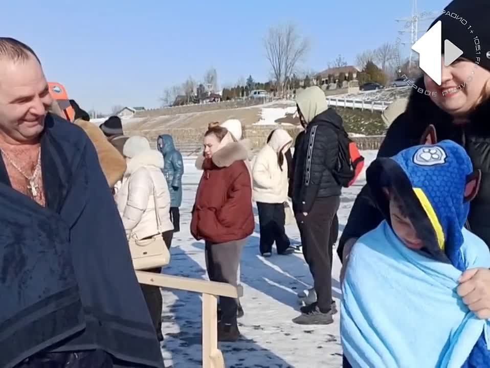 Жители Дубоссар приходят на крещенское омовение целыми семьями