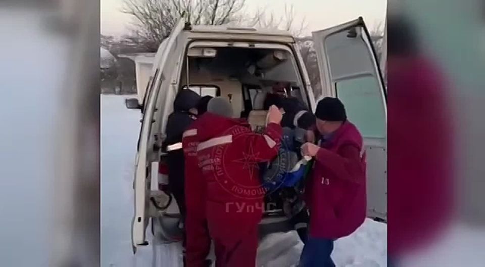 Спасатели помогли замёрзшему у озера мужчине