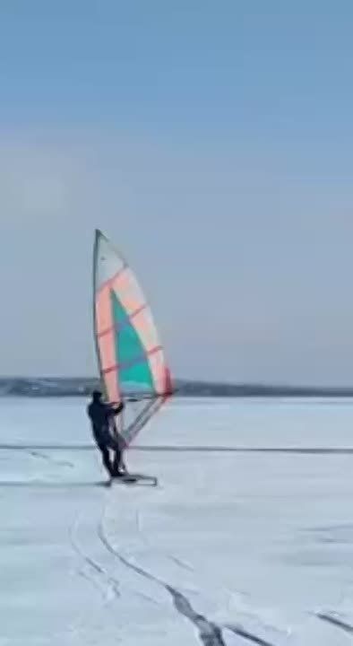 Днестровчане естественно вышли под парусом на лёд лимана