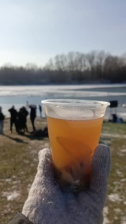 Слободзейцы показывают, что смотреть на купание в прорубе надо через уху