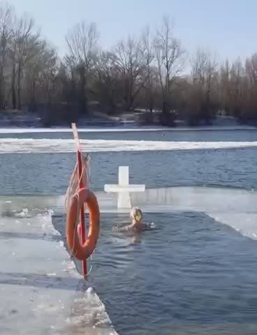 3 тысячи приднестровцев искупались в проруби на Крещение