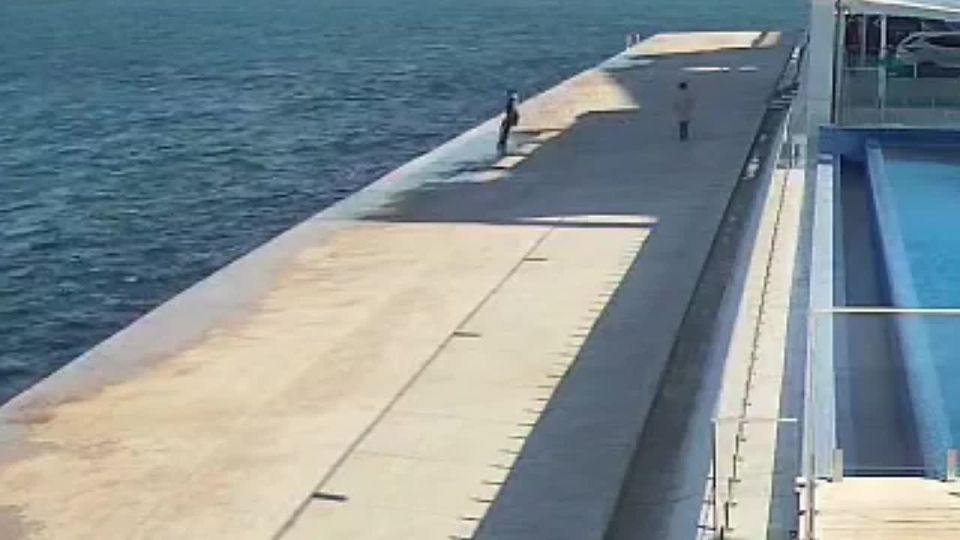 Прохожие спасли 13-летнего мальчика, упавшего в холодное море в Севастополе