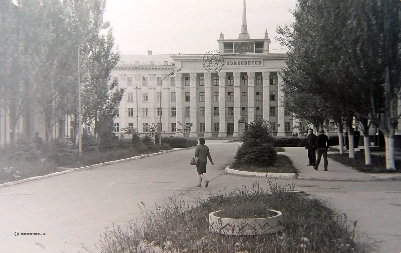 Каждое утро Тирасполь просыпается под шум дорожной техники, звон троллейбусов и спешные шаги горожан Каждое утро Тирасполь просыпается под шум дорожной техники, звон троллейбусов и спешные шаги горожан