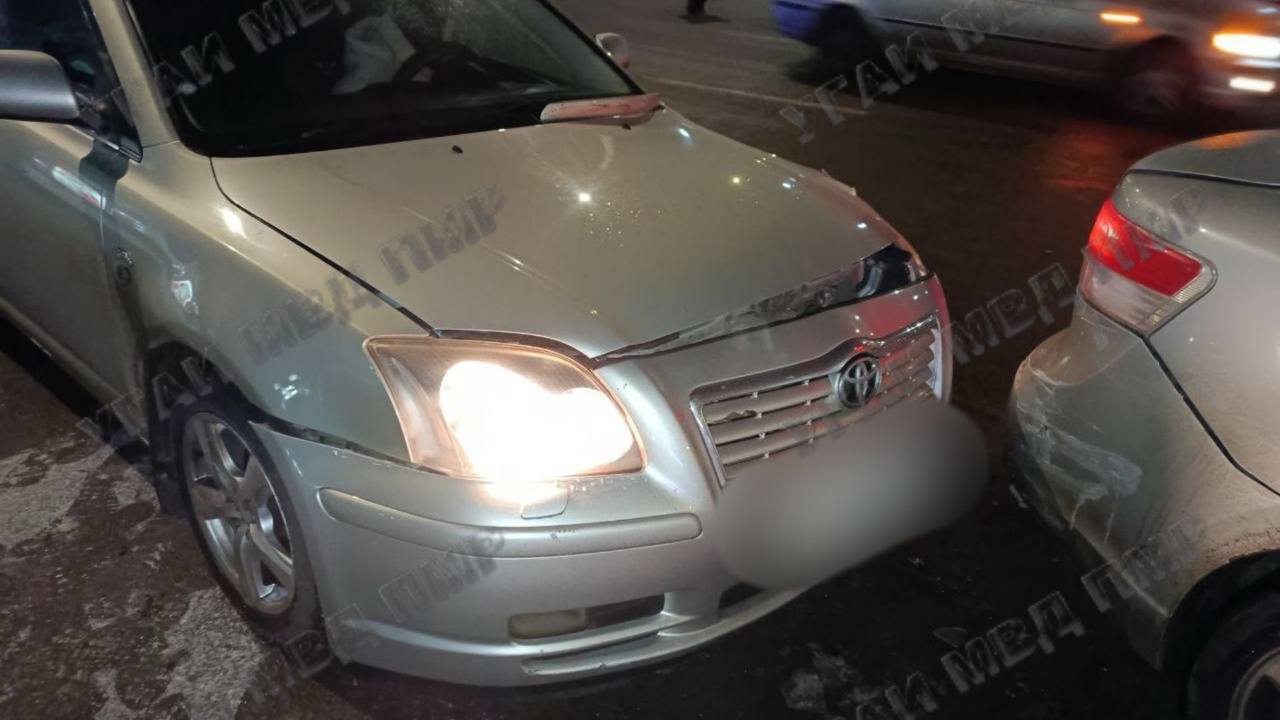 Повредила четыре припаркованных автомобиля Повредила четыре припаркованных автомобиля