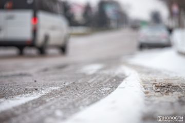 Более 80 тонн песчано-солевой смеси коммунальщики израсходовали на посыпку дорог и тротуаров в Бендерах