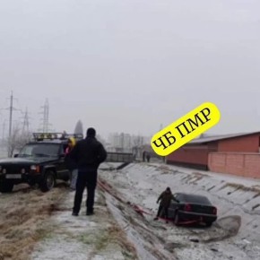 Суклея вдоль канала дорога стекло