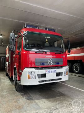 Прямо сейчас два столичных расчёта тушат пожар в нежилом доме на Энергетиков