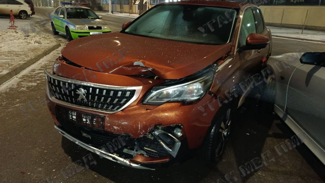 Повредила четыре припаркованных автомобиля Повредила четыре припаркованных автомобиля