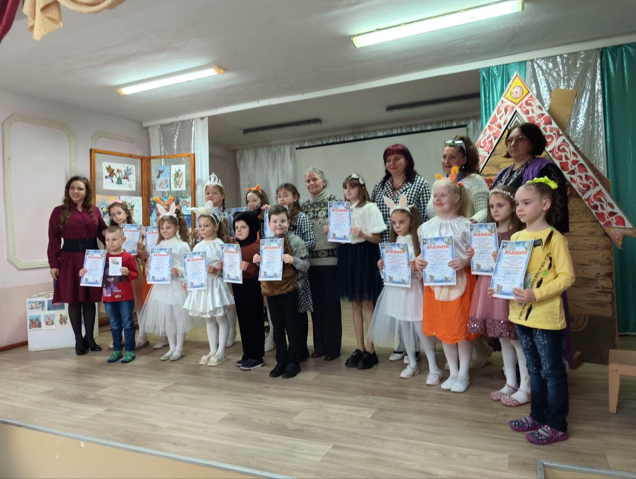 В мероприятии приняли участие приднестровские авторы Анна Штро, Вера Павлова, Елена Гешко и Натали Самоний, которые прочли свои произведения по сюжетам открыток талантливого художника В мероприятии приняли участие приднестровские авторы Анна Штро, Вера Павлова, Елена Гешко и Натали Самоний, которые прочли свои произведения по сюжетам открыток талантливого художника