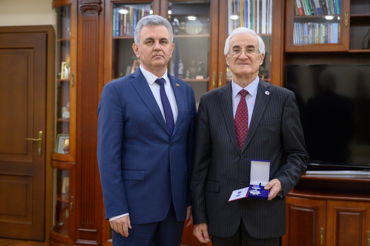 Президент ПМР Вадим Красносельский вручил орден Екатерины Великой доктору физико-математических наук Степану Берилу за многолетний труд