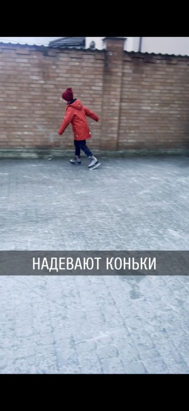 Эвакуатор забирает машину, которая въехала в забор в Рыбнице