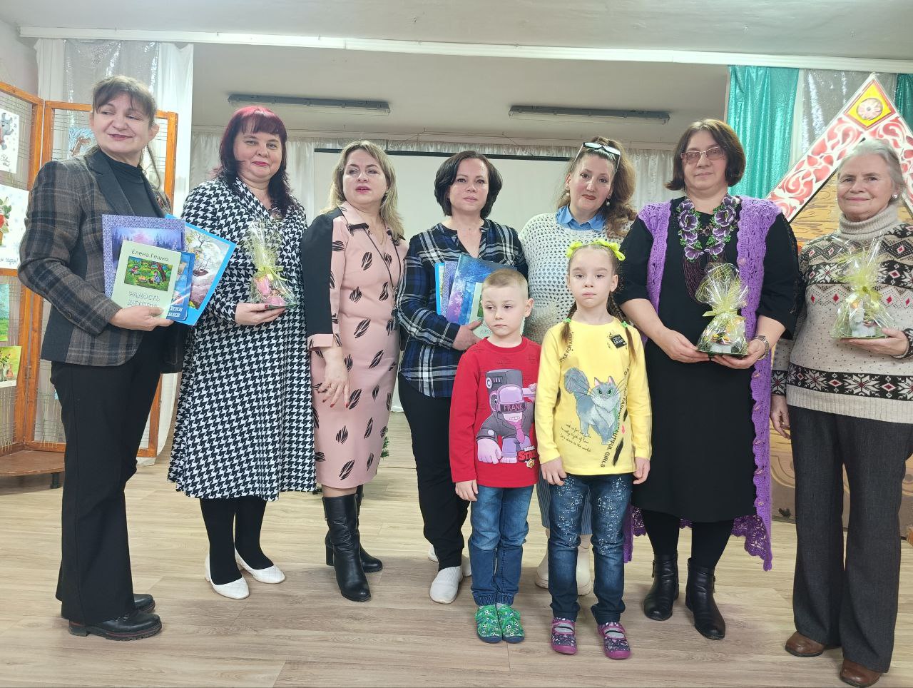 В мероприятии приняли участие приднестровские авторы Анна Штро, Вера Павлова, Елена Гешко и Натали Самоний, которые прочли свои произведения по сюжетам открыток талантливого художника