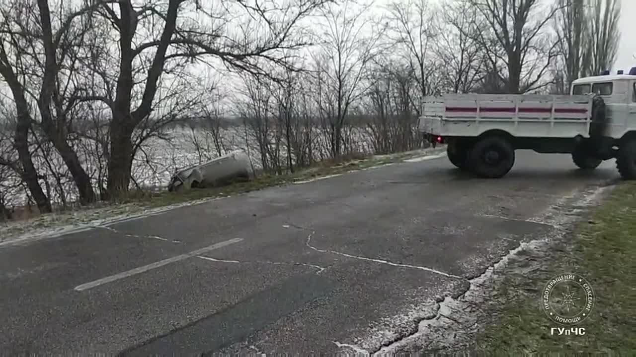 На видео бендерские спасатели вытаскивают «Жигулёнка» из кювета