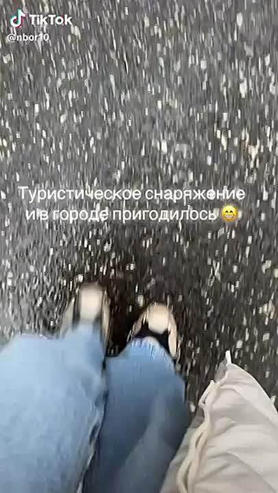 «Пешеходы-альпинисты» цепляют шипы и цепи на обувь, чтобы дойти на работу в гололёд