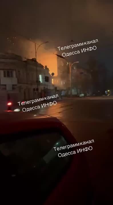 В Одессе титаны ПВО сбили Шахед над жилым домом. Результат на видео. Часть дома разрешена. Третьего этажа нет. Идёт поисковая операция по спасению пострадавших людей