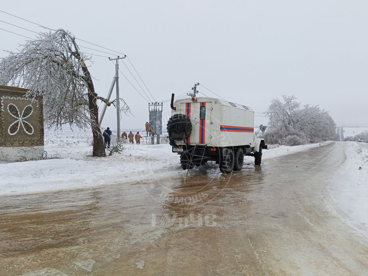 Рыбницкие спасатели помогают сотрудникам ЕРЭС: на служебном автомобиле высокой проходимости ЗИЛ-131 едут в сторону сёл Плоть и Советское, определяют аварийные участки, где повреждены линии электропередачи, которые будут...