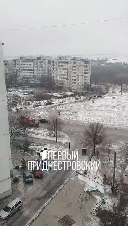 На Cолнечном в Бендерах спецтехника посыпает дороги песком прямо перед троллейбусами, чтобы они могли подняться в горку