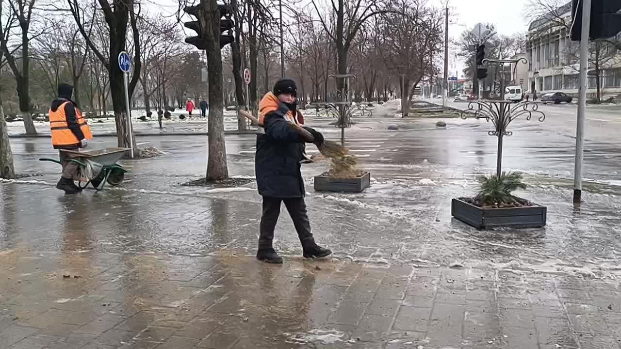 В Бендерах продолжают обработку дорог реагентами — за сутки использовано 135 тонн соляно-песчаной смеси