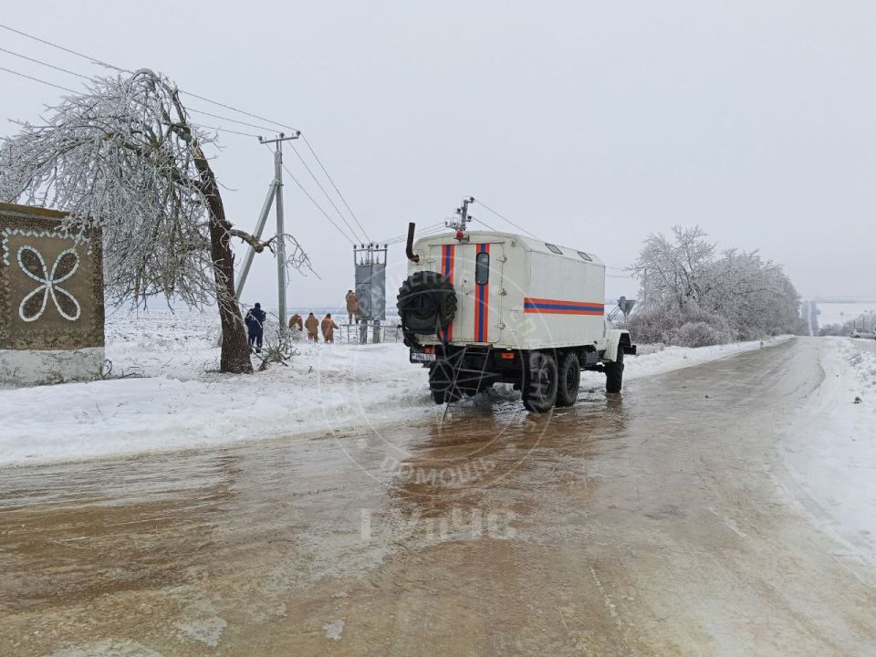 Рыбницкие спасатели помогают сотрудникам ЕРЭС: на машине с высокой проходимостью выезжают в села Плоть и Советское, чтобы определить повреждённые линии электропередач для их последующего ремонта Рыбницкие спасатели помогают сотрудникам ЕРЭС: на машине с высокой проходимостью выезжают в села Плоть и Советское, чтобы определить повреждённые линии электропередач для их последующего ремонта