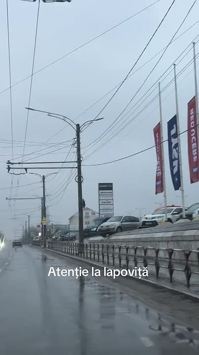 «Рено» выкатился за пределы парковки в Кишинёве