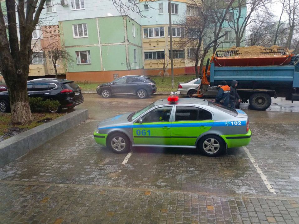 Зил посыпал песком дорогу по ул.Советской , кинуло с горки , вскрыл Lexus как консервную банку Зил посыпал песком дорогу по ул.Советской , кинуло с горки , вскрыл Lexus как консервную банку