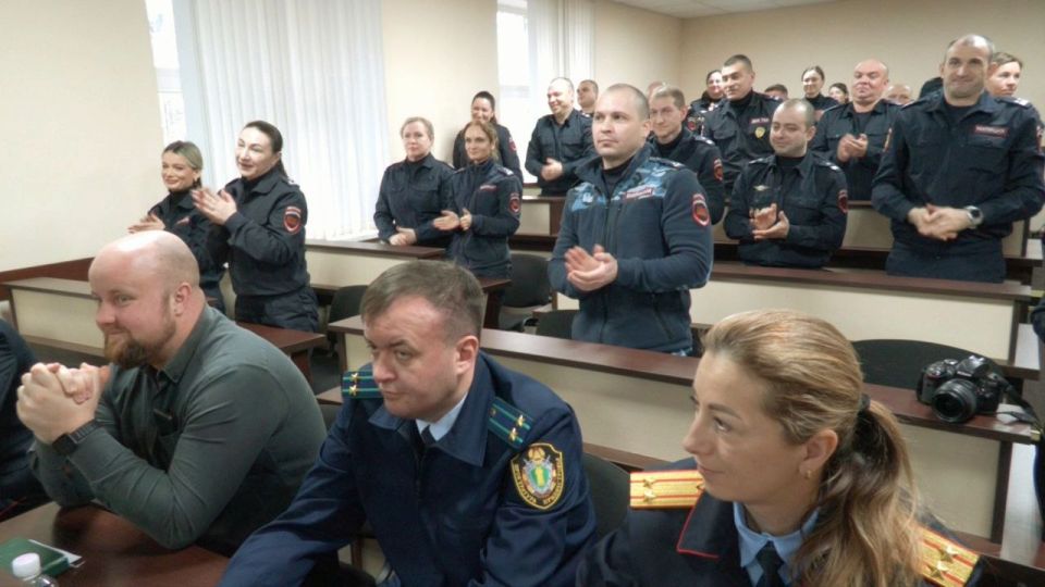 После итогового собрания бендерская милиция с честью проводила на пенсию двух своих коллег — подполковников милиции, возглавлявших ОВД «Северный» и дежурную часть УВД После итогового собрания бендерская милиция с честью проводила на пенсию двух своих коллег — подполковников милиции, возглавлявших ОВД «Северный» и дежурную часть УВД