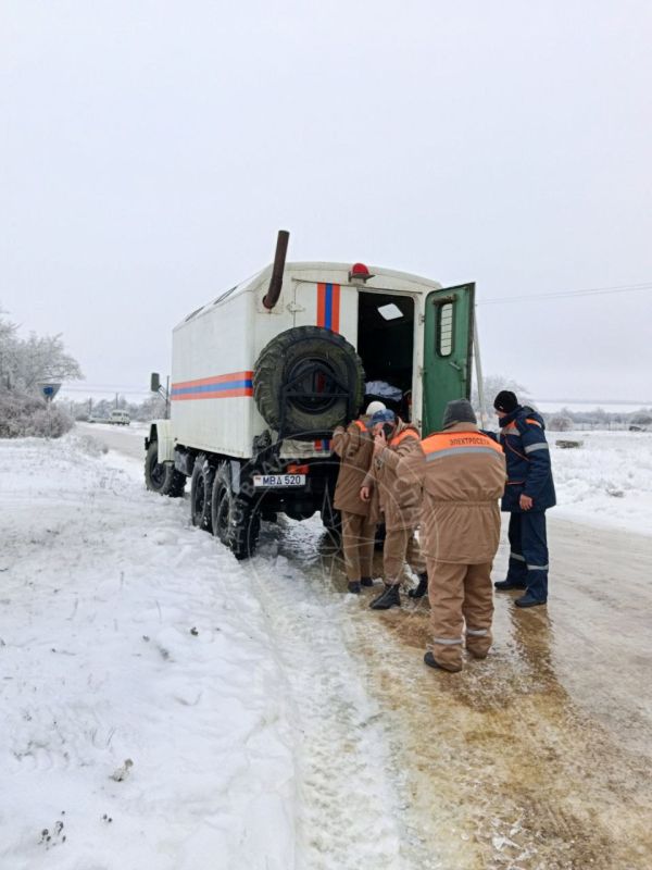 Рыбницкие спасатели помогают сотрудникам ЕРЭС: на машине с высокой проходимостью выезжают в села Плоть и Советское, чтобы определить повреждённые линии электропередач для их последующего ремонта