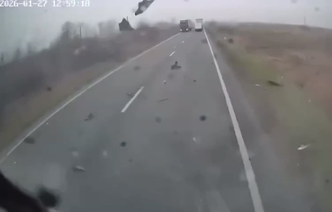 Выживший в ДТП в уезде Тимиш, где микроавтобус въехал на полной скорости в фуру, рассказал, что электронный помощник водителя заблокировал руль машины, не дав уйти от столкновения: