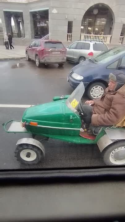 Дедушка на зелёном аппарате выехал в центр Тирасполя, как только лёд растаял и дороги стали безопаснее
