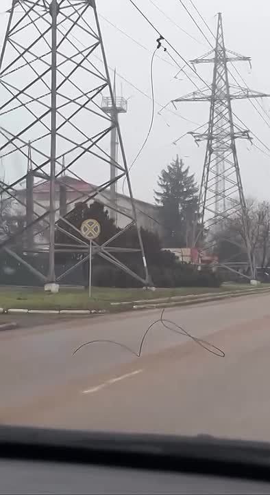 Провод лежит посреди дороги в Тирасполе у «Днестрэнерго»