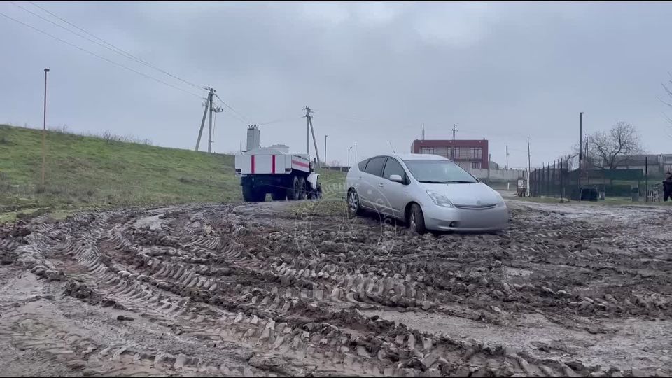 Вытащили Тойоту из грязи. Сегодня в Слободзее мужчина решил покормить лебедей на Днестре