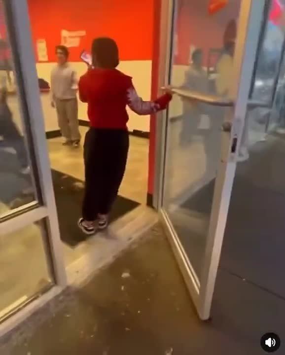 В США подростки попытались избить девочку — она избила их всех