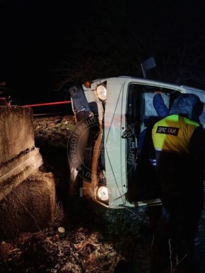 Бус вылетел в кювет и завалился на бок под Владимировкой вчера утром