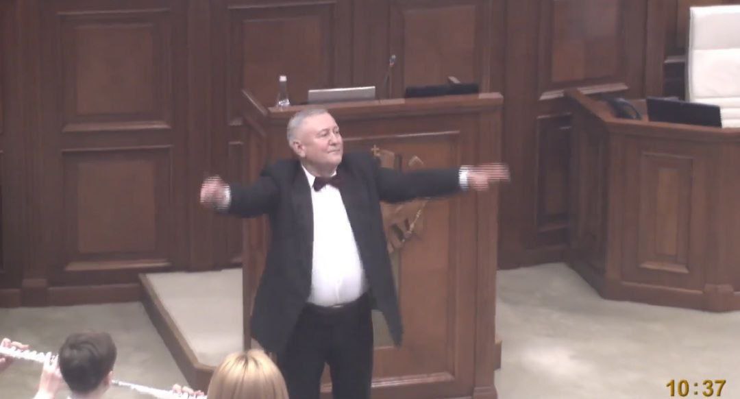 Это ппц. В стране куча нерешенных проблем: нищета, проблемы аграриев, тарифы, энергетика, демографический кризис