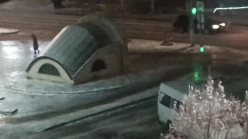 Ледяной дождь превратил улицы и тротуары в опасную полосу препятствий