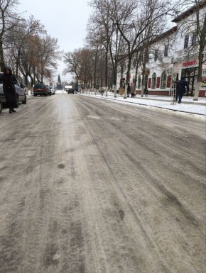 Ситуация на дорогах и тротуарах города остаётся сложной