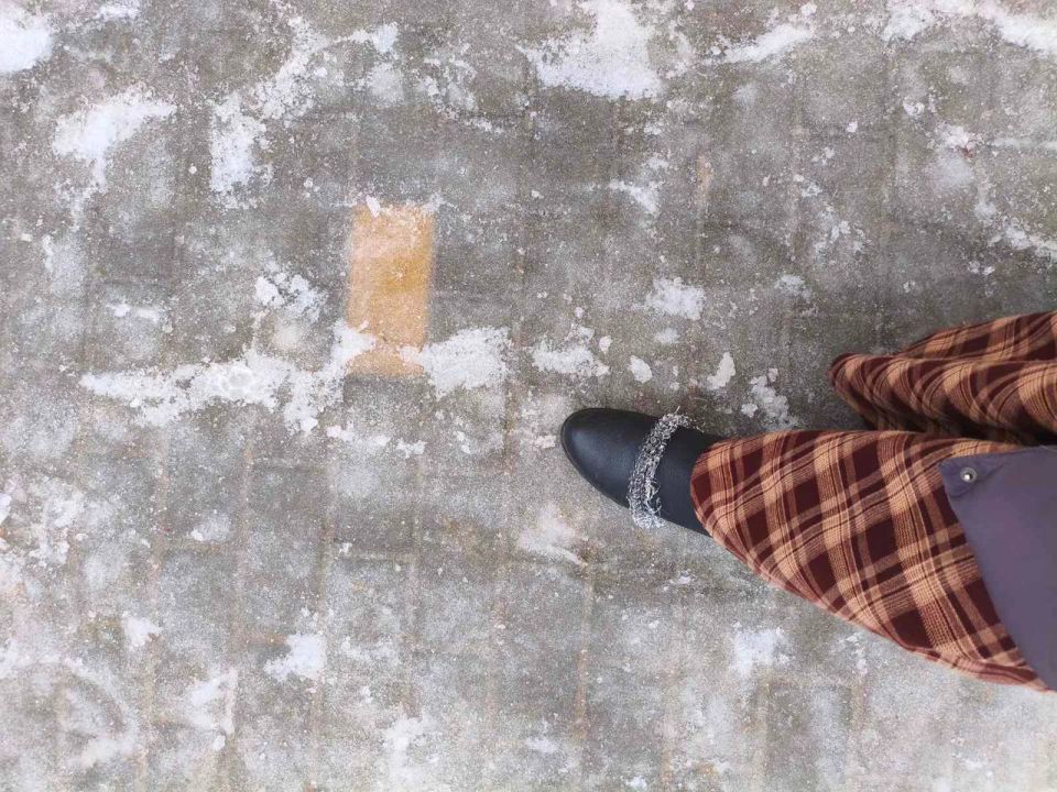 Подписчики делятся лайфхаком для гололёда: если тёрку просто раскатать по подошве, она быстро слетает